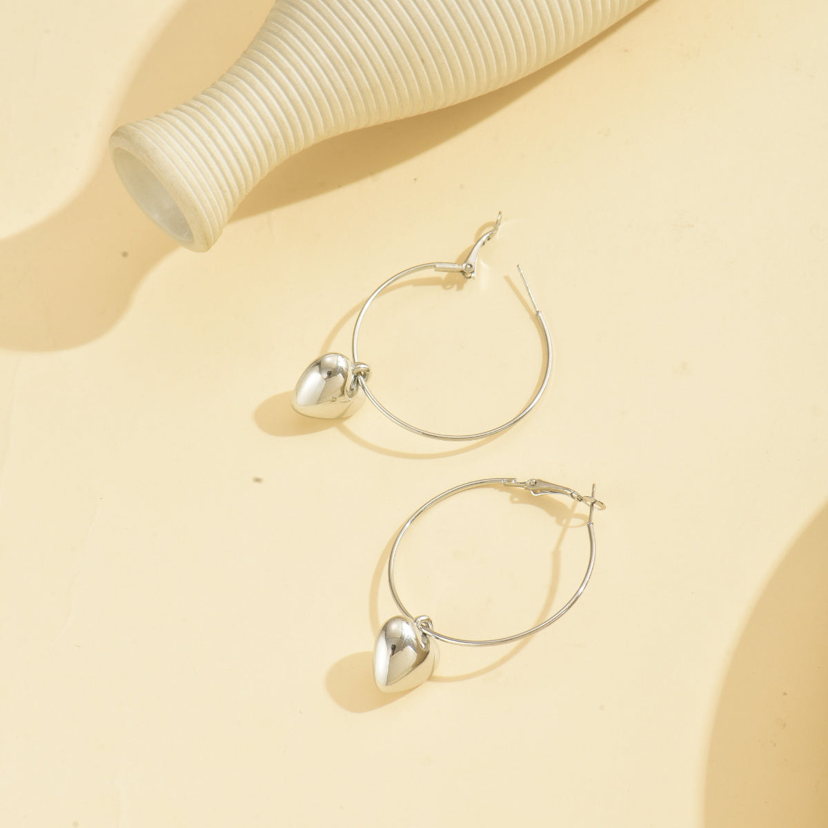 1 Pair of Sweet and Cool Personality Fashion Versatile Creative Heart Pendant C-Shaped Large Hoop Earrings for Women, Suitable for Vacation and