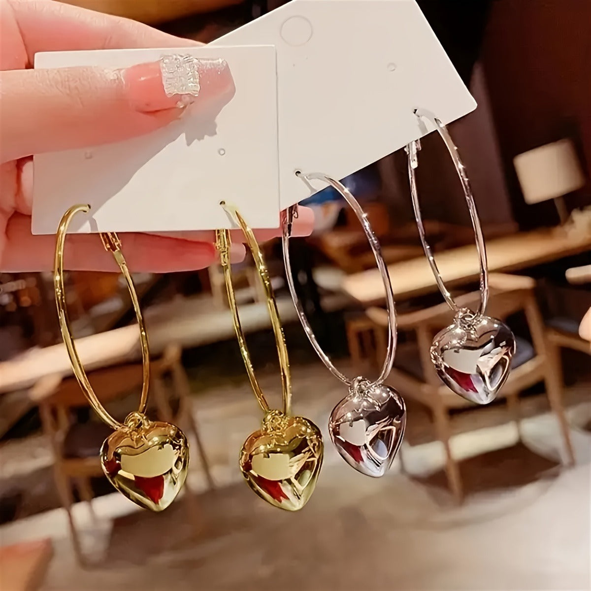 1 Pair of Sweet and Cool Personality Fashion Versatile Creative Heart Pendant C-Shaped Large Hoop Earrings for Women, Suitable for Vacation and