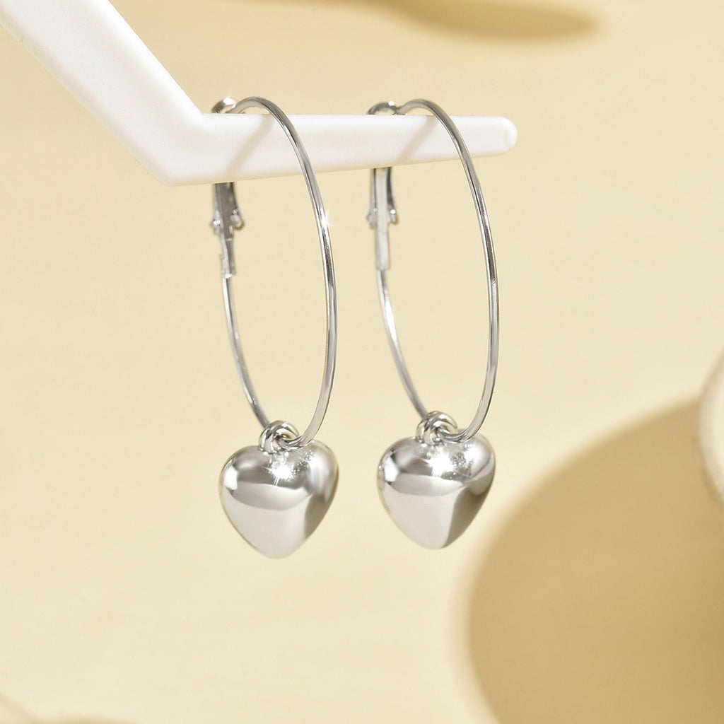 1 Pair of Sweet and Cool Personality Fashion Versatile Creative Heart Pendant C-Shaped Large Hoop Earrings for Women, Suitable for Vacation and