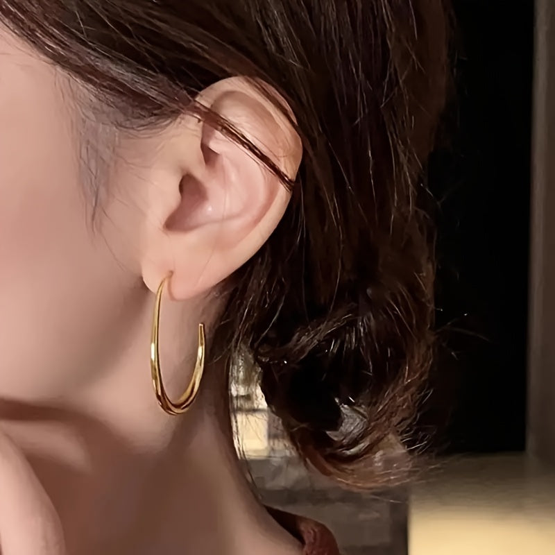 A Pair Of Minimalist Chic Teardrop-shaped Hoop Earrings, Exuding Elegance, Perfect For Ladies To Wear To Parties And Vacations.